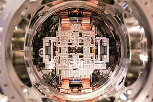 View into the vacuum chamber with the integrated PI stage (Image: SLAC National Accelerator Laboratory)